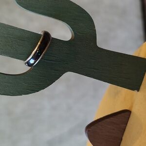 Silver Tone Subtle Black Glitter Band Ring, Size 7.5